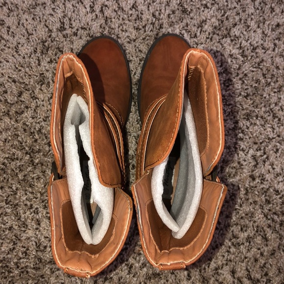 TAN BOOTS - Picture 7 of 8